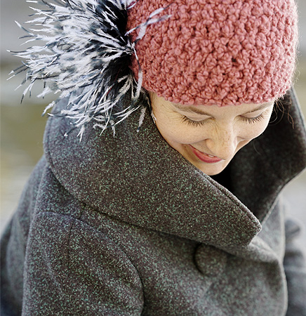 Sophia. Feine Mütze aus reinem Alpaka und Straußenfedern.