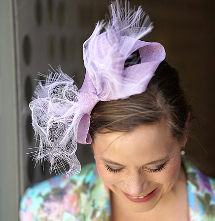 Gigi. Die dekorative Strohschleife können Sie mit einem Kamm ganz frei auf Ihre Frisur platzieren.