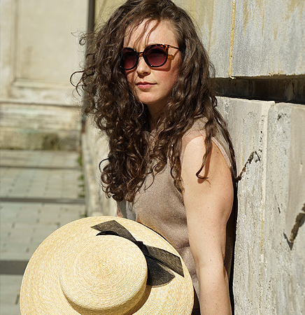 Florentin. Breitkrempiger Strohhut mit feiner Schleife. Der Hut sitzt ganz flach auf dem Kopf und ist dadurch schön luftig.