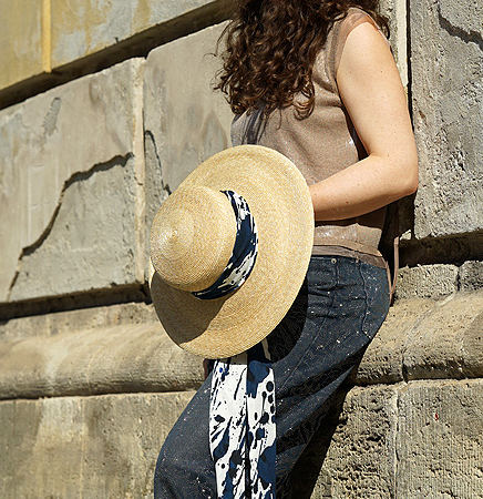 Francis. Der spanisch anmutende Strohhut wird mit den Bändern am Hinterkopf befestigt. Die Bänder können wir Ihnen in verschiedenen Farben zum selber wechseln anfertigen.