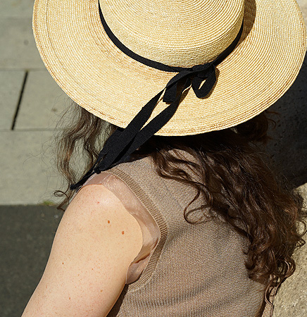 Marlon. Superflacher Strohhut mit schwarzem Band. Das passt immer.