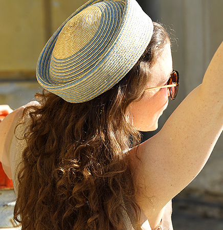 Marry. Einfach mal Lust auf Hut. In der Stimmung ist die maritime Strohkappe genau das Richtige.