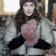 Kuschelfaktor trifft Style. Ultraweich, anschmiegsam und ein echtes Winter-Statement, die Pelzmütze mit Bommel.