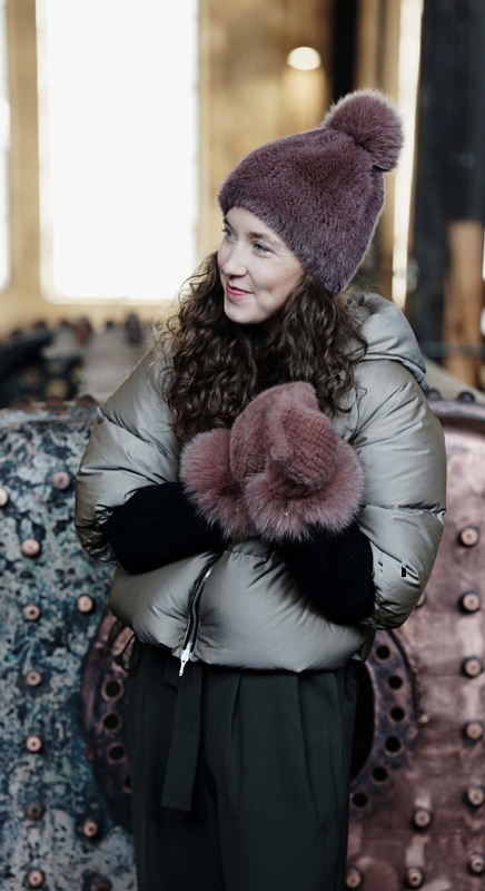 Kuschelfaktor trifft Style. Ultraweich, anschmiegsam und ein echtes Winter-Statement, die Pelzmütze mit Bommel.
