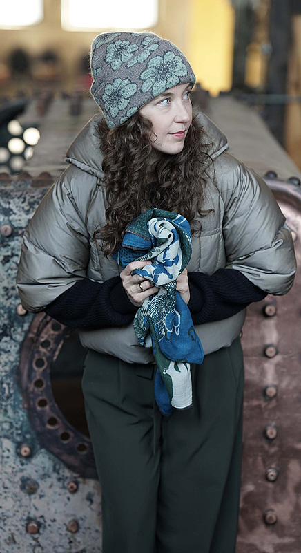 Blütenmuster trifft Kuschelfaktor. Alpaka und Wolle, weich gestrickt und modern interpretiert.