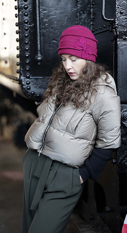 Neda. Die feminine Mütze aus gekochter Wolle. Sie ist dekorativ und wirkt fast wie ein kleiner Hut.